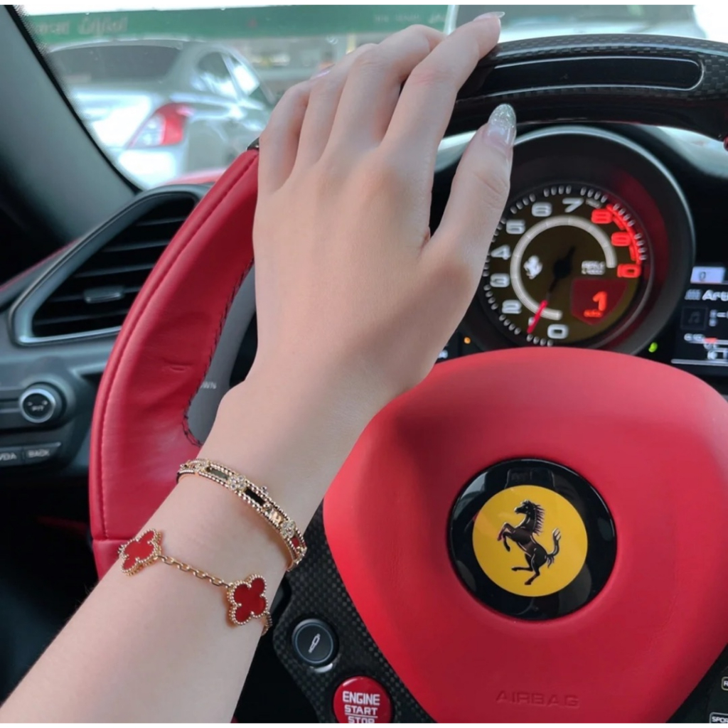 Vòng Tay Thép Titan Họa Tiết Cỏ Bốn Lá Cá Tính Cổ Điển 2023 Có logo