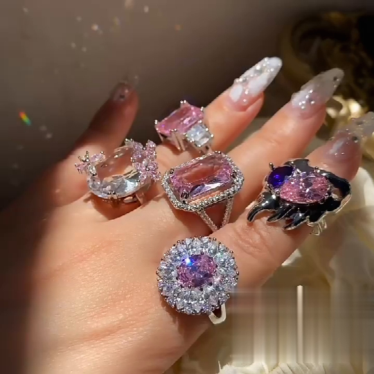 Nhẫn Vàng 18K Sang Trọng với Hông Zirconi Đa Cắt 8 Carat và Pha Lê