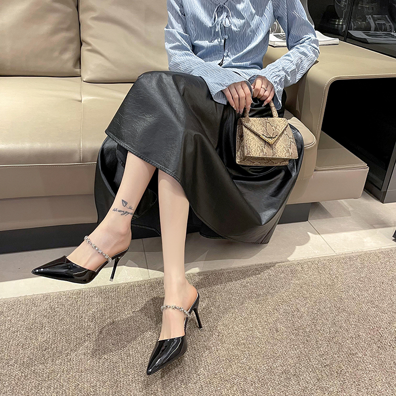 Giày Cao Gót Mũi Nhọn Chất Liệu Da Bóng Đính Đá Plus Size42 Cho Nữ