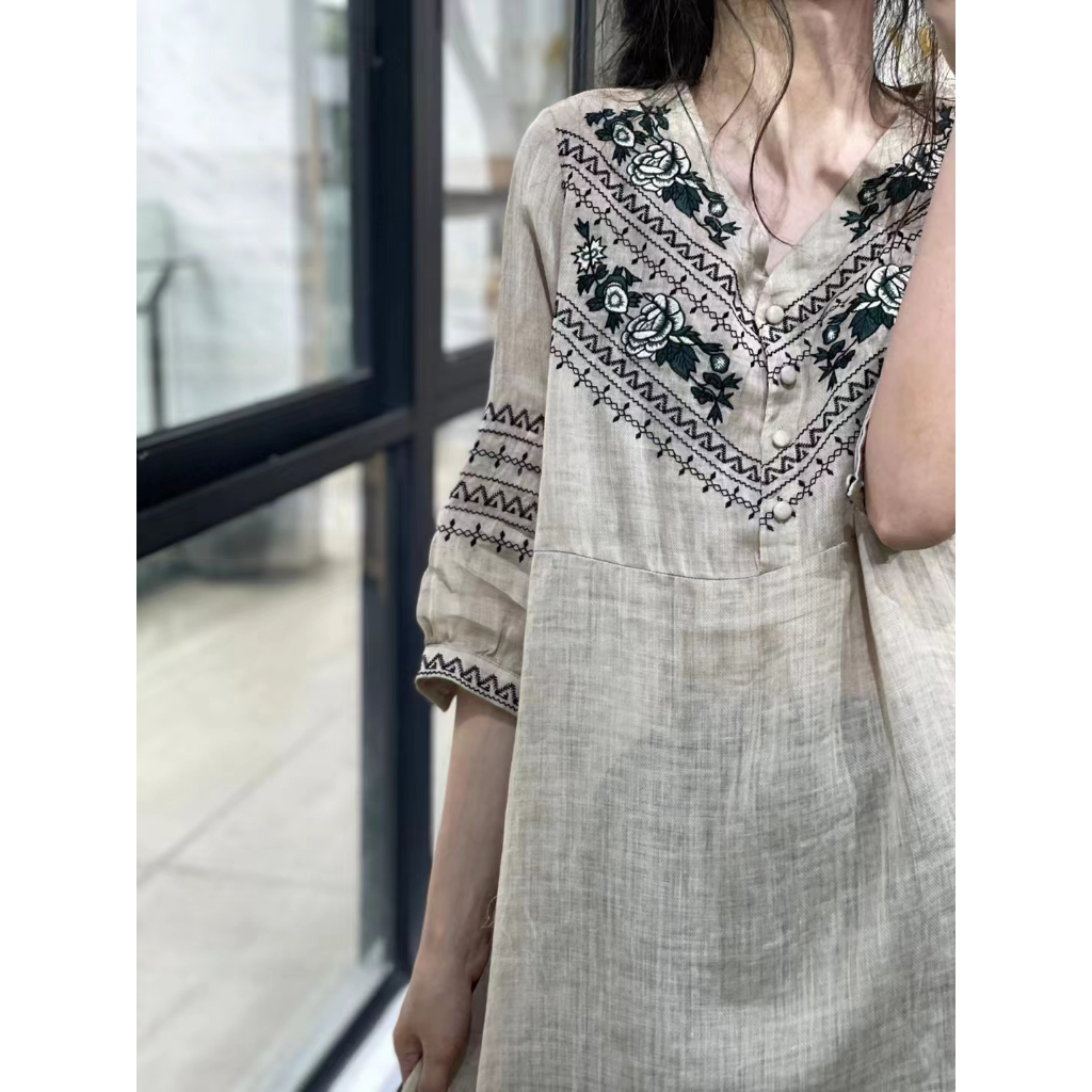 Đầm Cotton Lanh Dài Vừa Tay Lửng Cổ Chữ V Họa Tiết Thêu Nhãn Hiệu Lớn Phong Cách Retro Cho Nữ