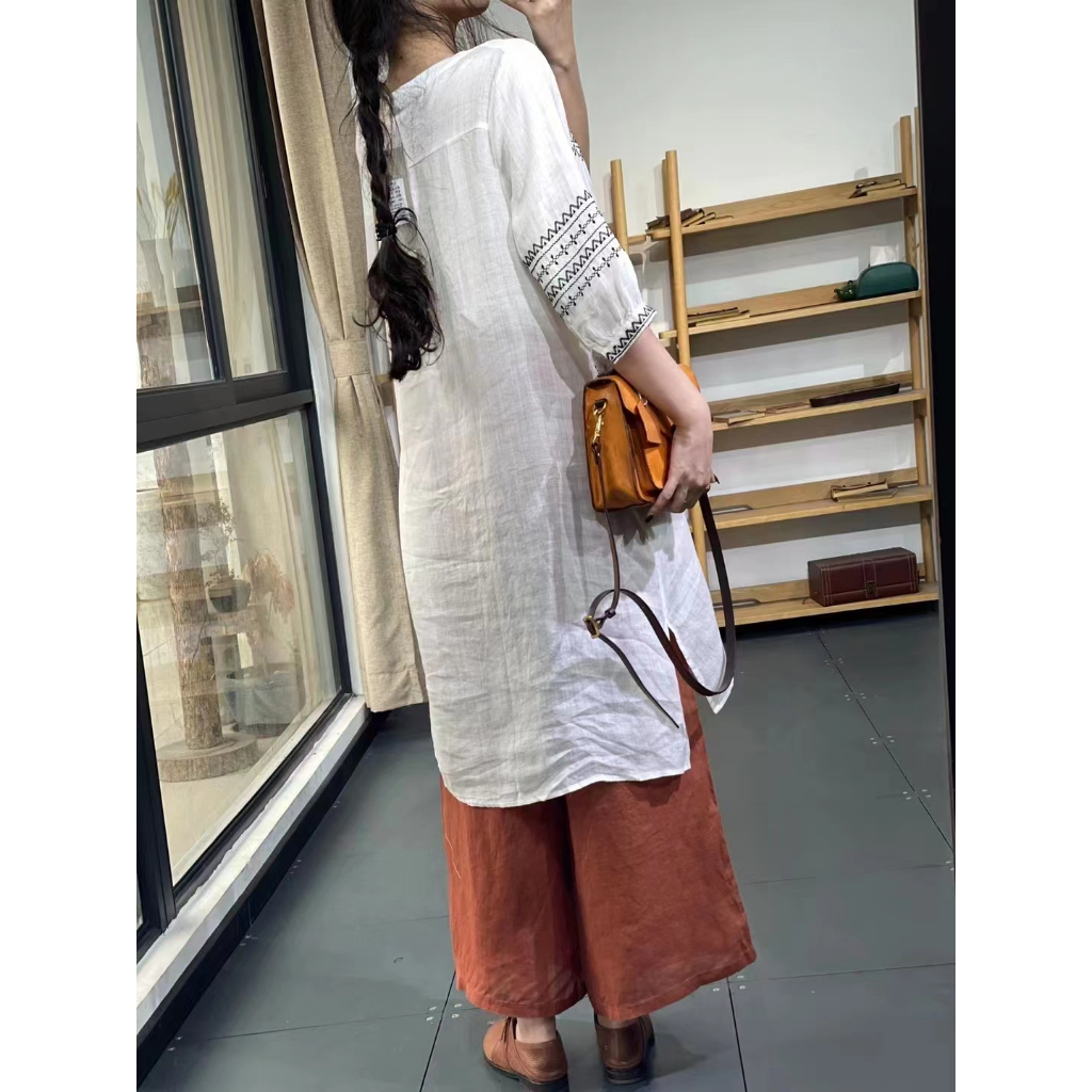 Đầm Cotton Lanh Dài Vừa Tay Lửng Cổ Chữ V Họa Tiết Thêu Nhãn Hiệu Lớn Phong Cách Retro Cho Nữ