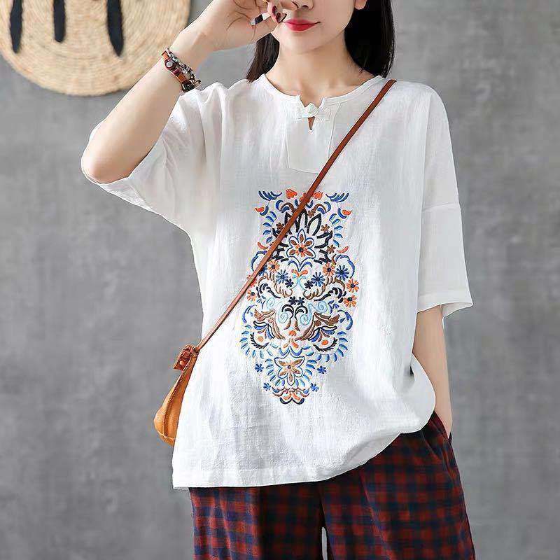 Áo Thun Tay Ngắn Cổ Chữ v 42 Nút Bằng cotton Lanh Dáng Rộng Thêu Hình Phong Cách Dân Tộc Cổ Điển Mùa Hè Hàng Mới Dành Cho Bạn Nữ (Với Kích Thước Lớn