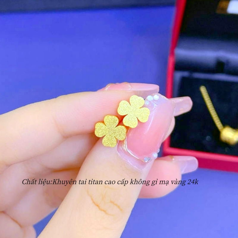 Khuyên tai titan nữ không gỉ mạ vàng 24k hình cỏ 4 lá phun cát ánh kim lấp lánh thời trang thanh lịch