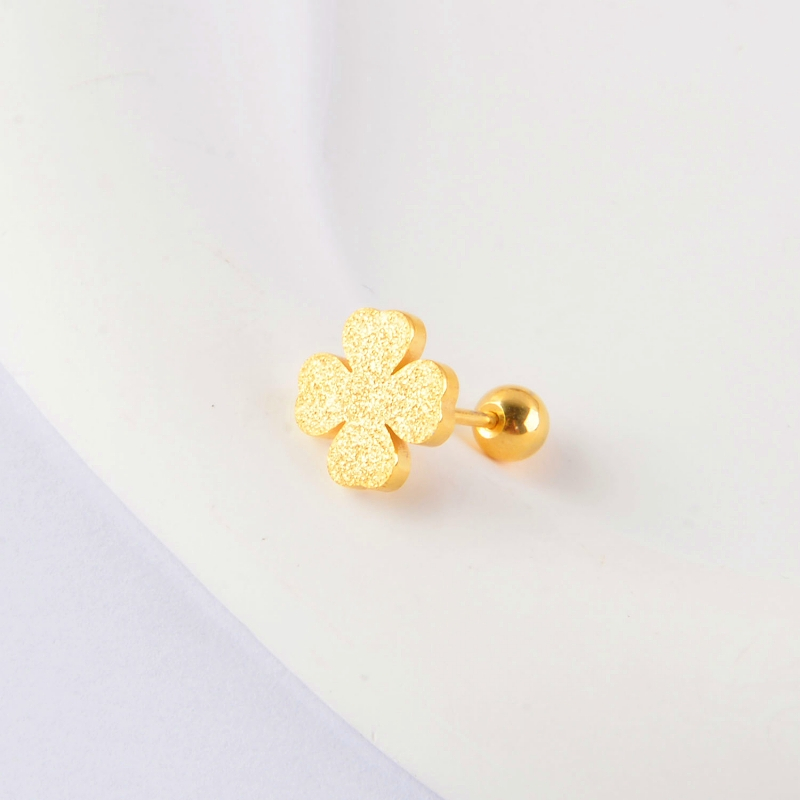 Khuyên tai titan nữ không gỉ mạ vàng 24k hình cỏ 4 lá phun cát ánh kim lấp lánh thời trang thanh lịch