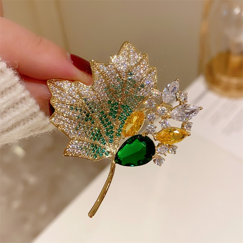 Trâm Cài Áo Hình Lá Phong Đính Đá Zircon Xanh Lá Cây Siêu Nhấp Nháy Thời Trang Retro Dành Cho Nữ
