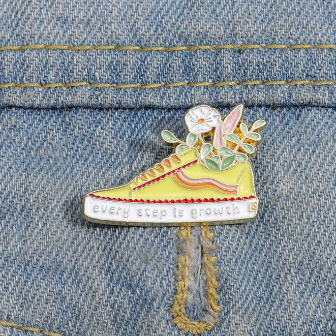 Ghim Cài Áo Tráng Men In Chữ Every Step Is Growth Cá Tính