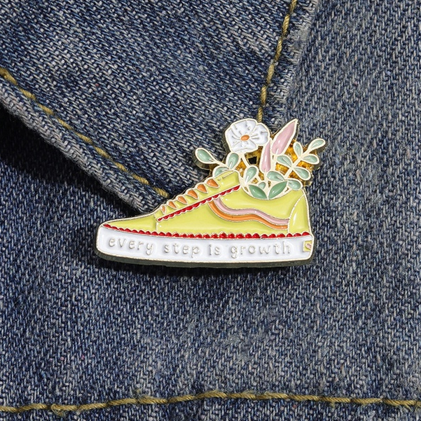 Ghim Cài Áo Tráng Men In Chữ Every Step Is Growth Cá Tính