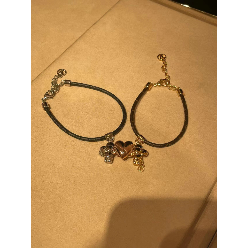 Vòng tay dây da cặp đôi v-letter cổ điển mới 2023