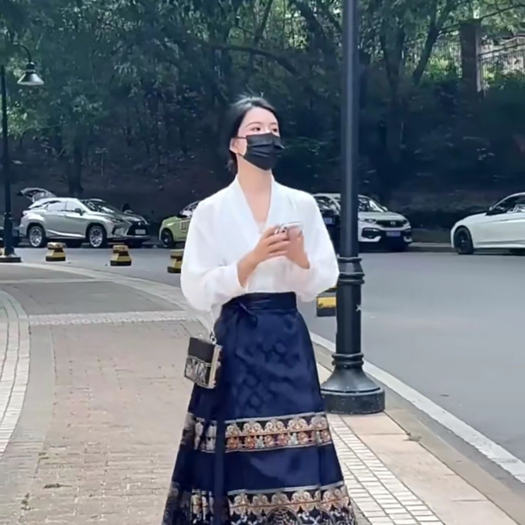 Set Áo Thun Ngắn Tay + Chân Váy Yếm Phong Cách Trung Hoa Mới