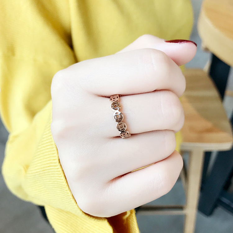 Nhẫn Thép Titan Mạ Vàng 18K Đính Đồng Xu May Mắn Phong Cách Trung Hoa