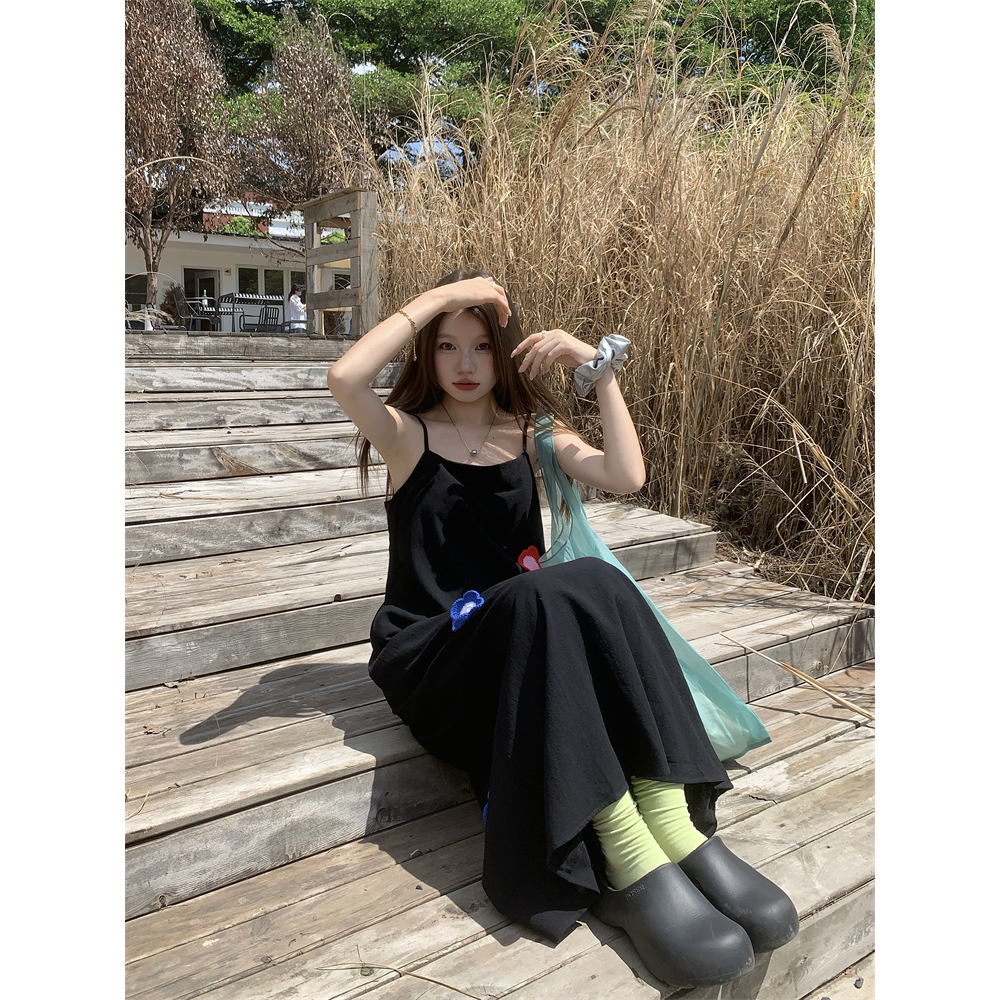 「MOTEL7」Đầm Hai Dây Dáng Ôm Dài Thêu Hoa Nhỏ Xinh Xắn Thời Trang