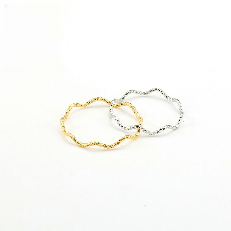 Nhẫn titan không gỉ mạ vàng 18k thiết kế hoạ tiết gợn sóng ánh lấp lánh phong cách đơn giản dành cho nữ