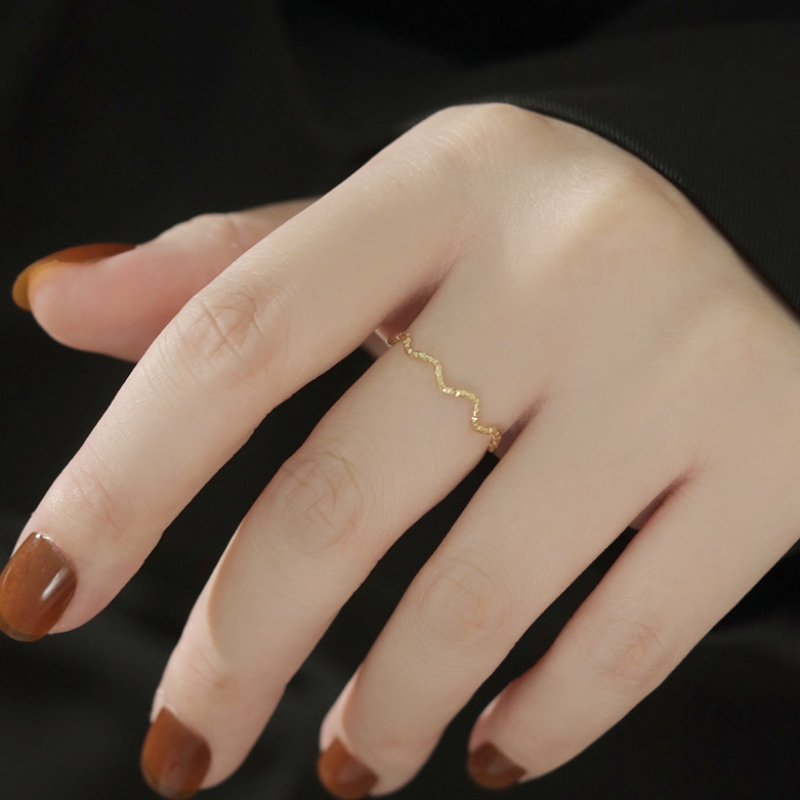 Nhẫn titan không gỉ mạ vàng 18k thiết kế hoạ tiết gợn sóng ánh lấp lánh phong cách đơn giản dành cho nữ