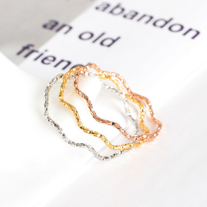 Nhẫn titan không gỉ mạ vàng 18k thiết kế hoạ tiết gợn sóng ánh lấp lánh phong cách đơn giản dành cho nữ