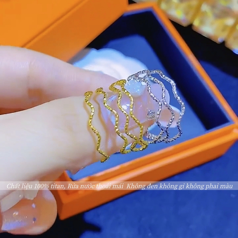 Nhẫn titan không gỉ mạ vàng 18k thiết kế hoạ tiết gợn sóng ánh lấp lánh phong cách đơn giản dành cho nữ