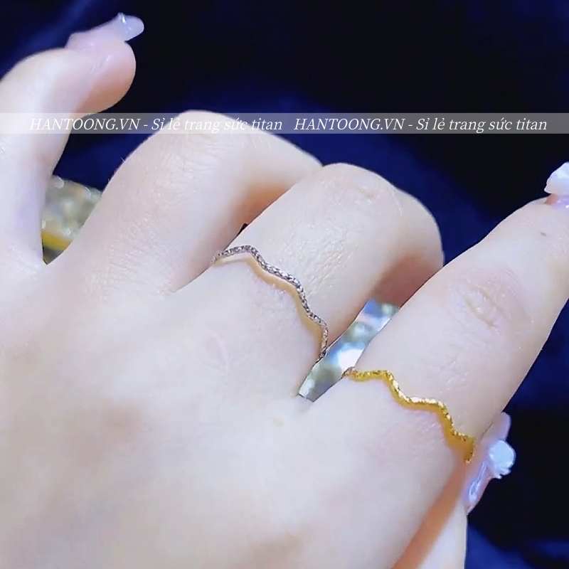 Nhẫn titan không gỉ mạ vàng 18k thiết kế hoạ tiết gợn sóng ánh lấp lánh phong cách đơn giản dành cho nữ