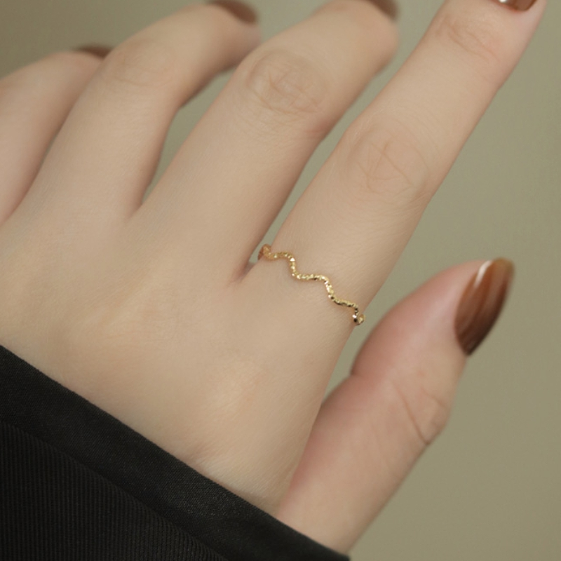 Nhẫn titan không gỉ mạ vàng 18k thiết kế hoạ tiết gợn sóng ánh lấp lánh phong cách đơn giản dành cho nữ