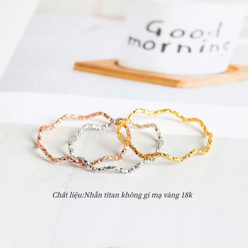 Nhẫn titan không gỉ mạ vàng 18k thiết kế hoạ tiết gợn sóng ánh lấp lánh phong cách đơn giản dành cho nữ