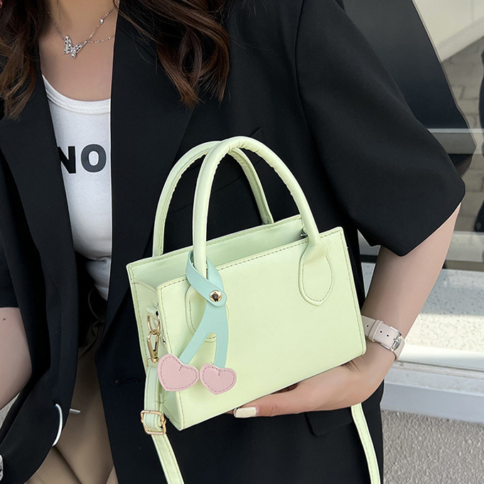 Túi vuông nhỏ nhỏ nữ 2023 mùa hè ngọt ngào dễ thương túi đeo vai thời trang đơn giản chéo chéo túi vuông nhỏ mang bùa dâu tây