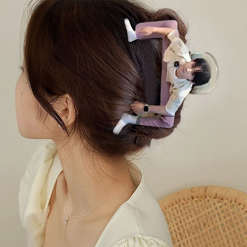 Những người nổi tiếng hài hước và thú vị để bắt thần tượng quanh đầu với kẹp tóc và kẹp cá mập lớn