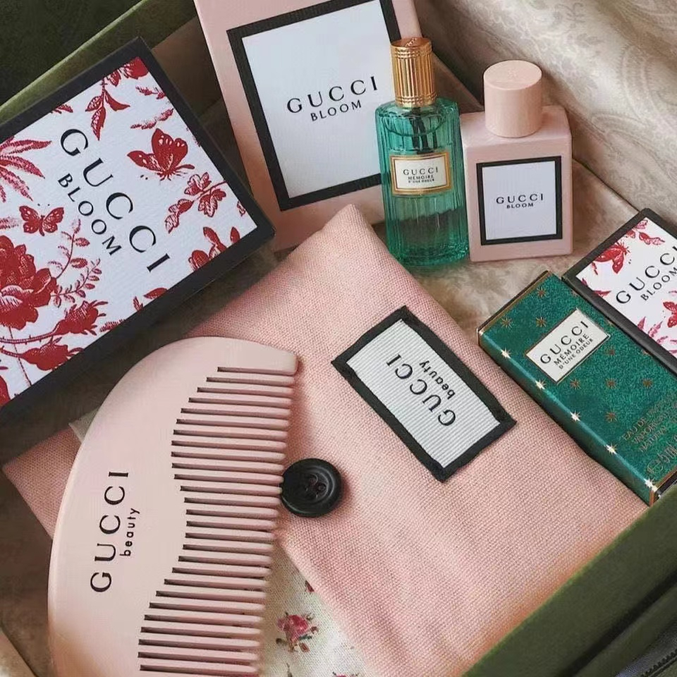 Lược Chải Tóc mini Bằng Gỗ Đào Màu Hồng Dễ Thương Dùng Làm Quà Tặng Gia Đình