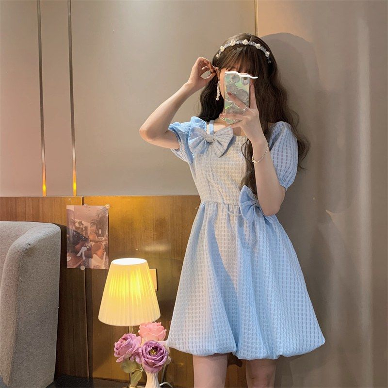 First love sweet flower bud dress phụ nữ mùa hè 2023 thiết kế phong cách mới bowknot cổ vuông tay phồng váy ngắn