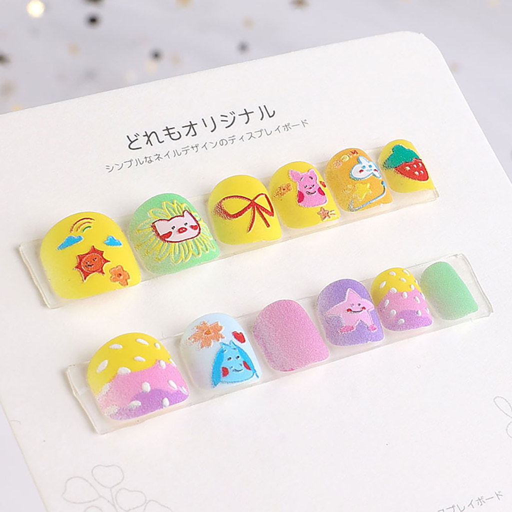 YADORNOS 3d relief phim hoạt hình móng tay giả lâu dài chất liệu an toàn móng tay giả không thấm nước cho trẻ em