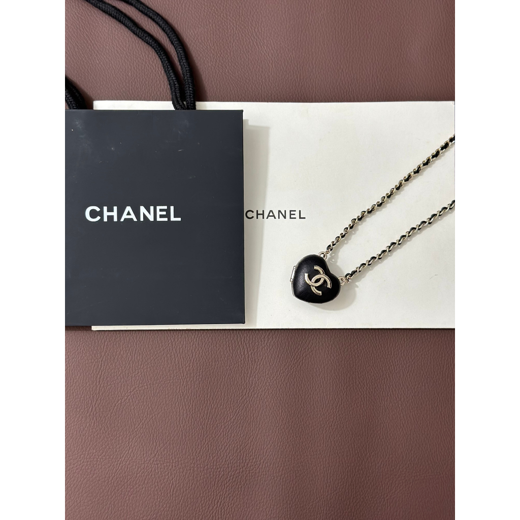 Vòng Cổ Dây Da Bện Mặt Trái Tim Màu Đen Thời Trang Mới 2023