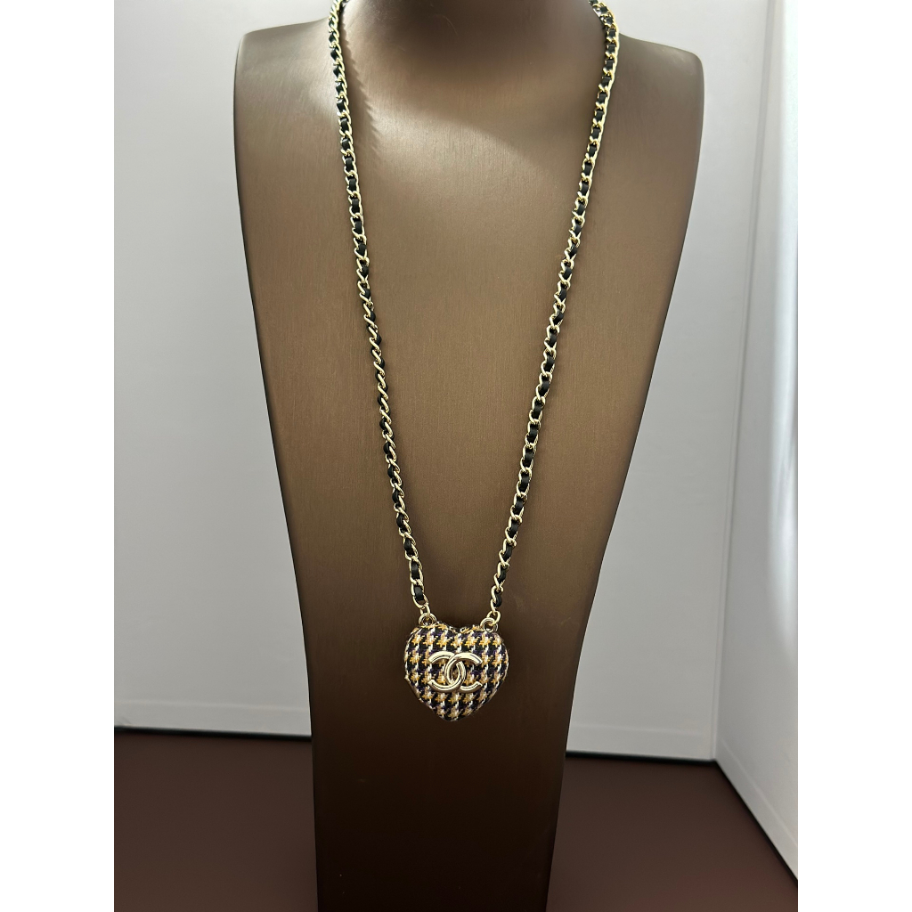 Vòng Cổ Dây Da Bện Mặt Trái Tim Màu Đen Thời Trang Mới 2023