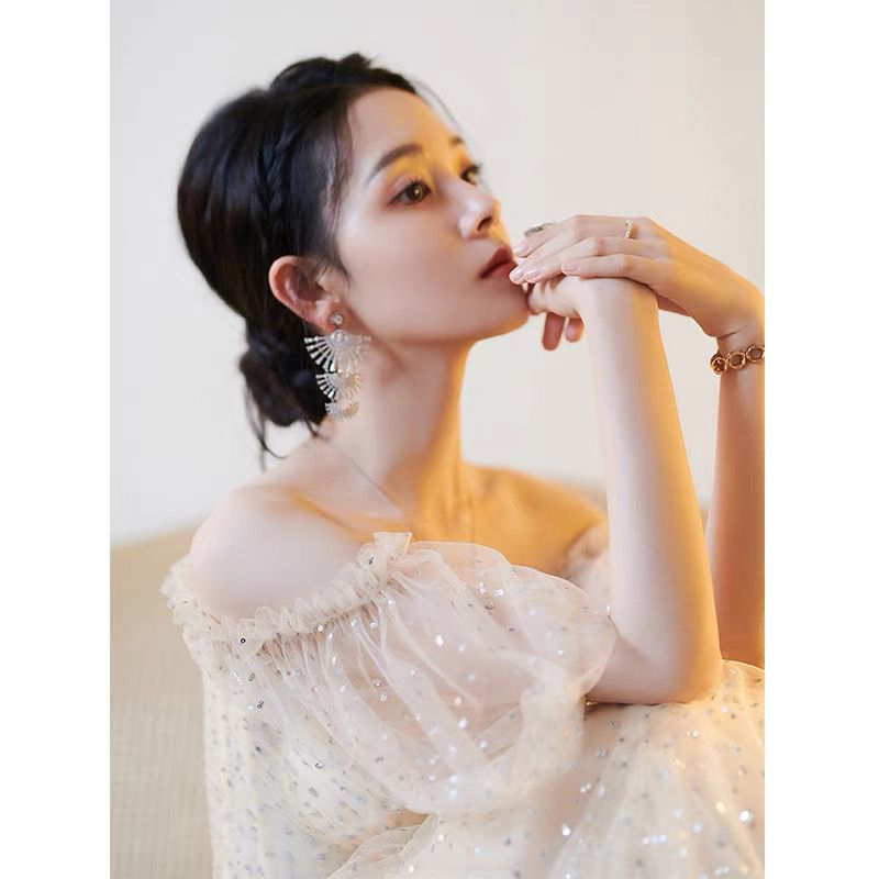 Áo Cưới Đính Kim Sa Lấp Lánh Sang Trọng Cho Cô Dâu