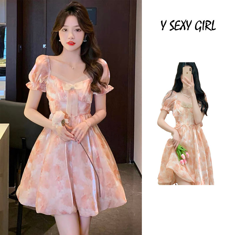 Đầm cổ vuông in họa tiết cổ tích sắc sảo ngọt ngào mùa hè kiểu Pháp