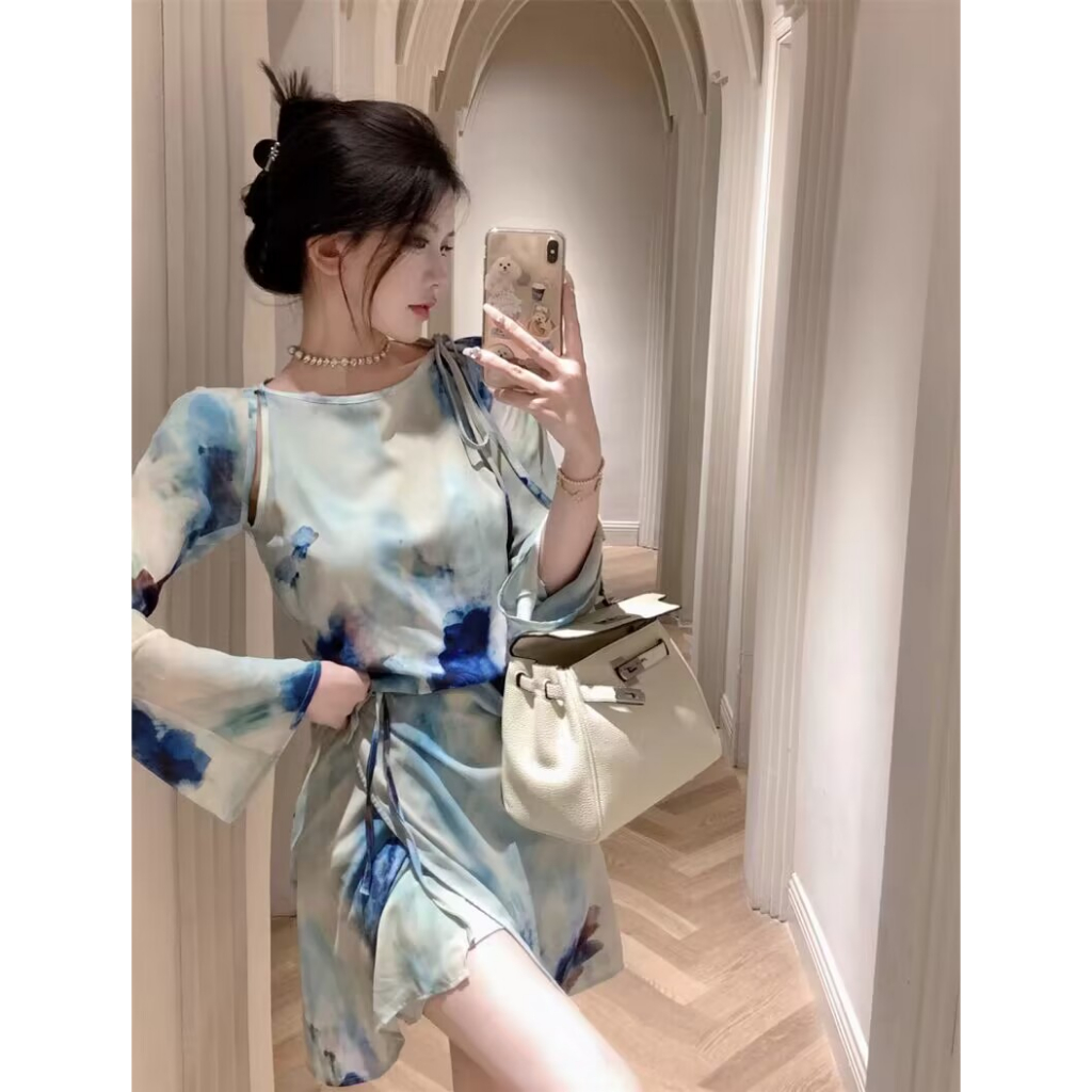 Blackpink Jisoo Đầm Tay Dài Hoạ Tiết Hoa In Thiết Kế Khoét Vai Quyến Rũ