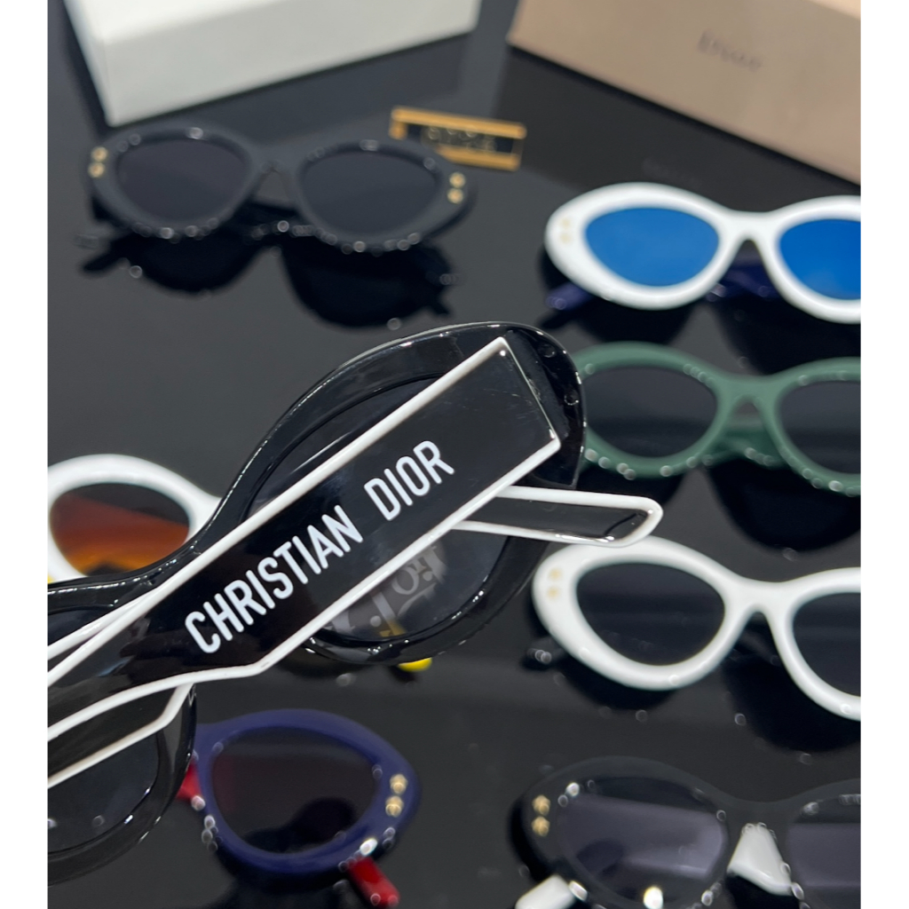 Kính Râm Loạt Núm Vú Mới Năm 2022