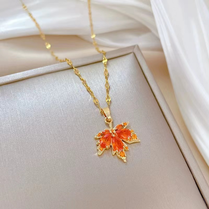 Vòng cổ Thép Titan Mạ Vàng 18k Mặt Hình Lá Phong Sang Trọng Cho Nữ