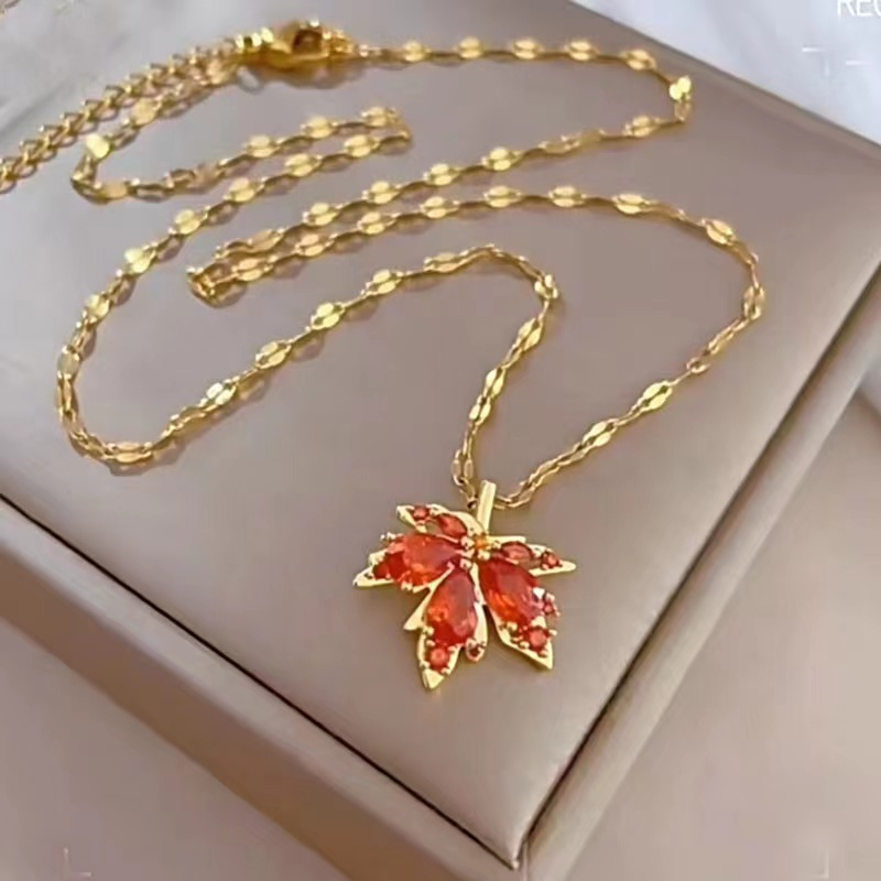 Vòng cổ Thép Titan Mạ Vàng 18k Mặt Hình Lá Phong Sang Trọng Cho Nữ