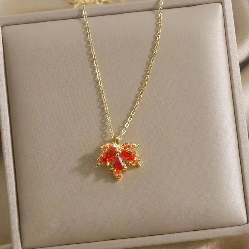 Vòng cổ Thép Titan Mạ Vàng 18k Mặt Hình Lá Phong Sang Trọng Cho Nữ