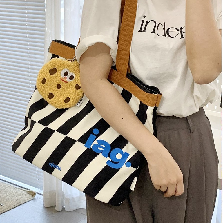 Túi bàn cờ có dây kéo  Túi Tote đáy cứng  Túi đeo chéo một bên vai  Túi Tote  Túi xách một bên vai  Túi nữ dung tích lớn  Túi vải một vai  Túi tote vải  Túi vải di động  Túi tote một vai