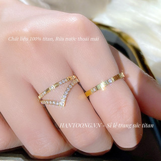 Nhẫn titan không gỉ mạ vàng 18k thiết kế hình chữ V nạm đá pha lê thời trang trẻ trung tinh tế dành cho nữ