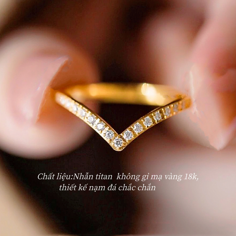 Nhẫn titan không gỉ mạ vàng 18k thiết kế hình chữ V nạm đá pha lê thời trang trẻ trung tinh tế dành cho nữ