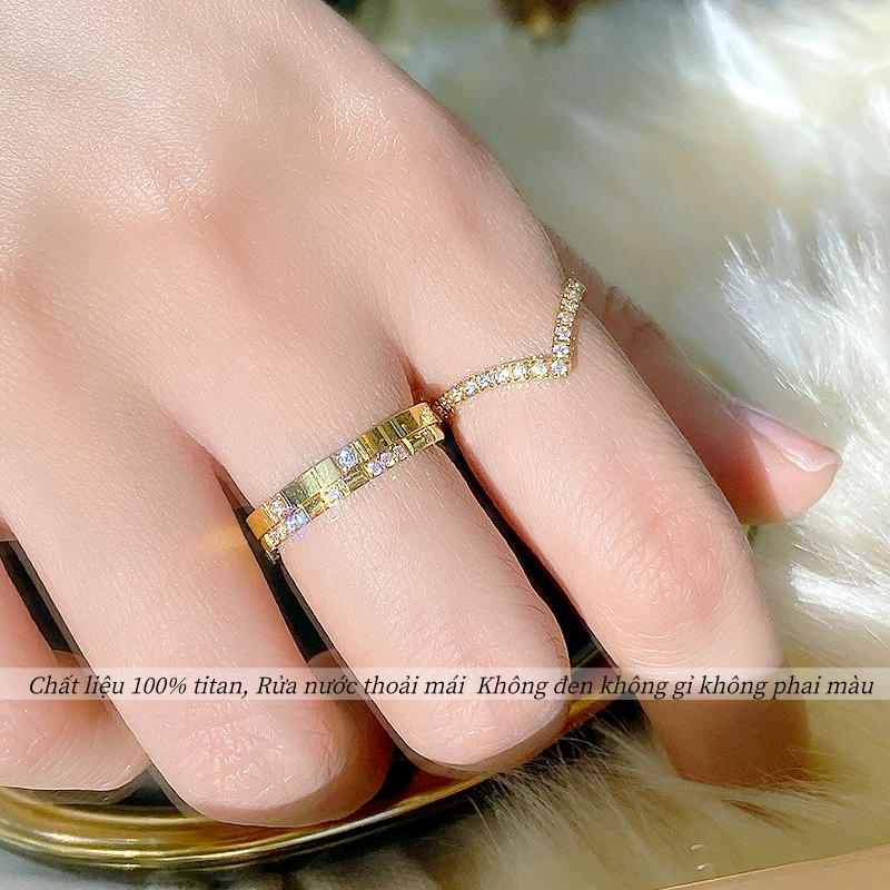 Nhẫn titan không gỉ mạ vàng 18k thiết kế hình chữ V nạm đá pha lê thời trang trẻ trung tinh tế dành cho nữ