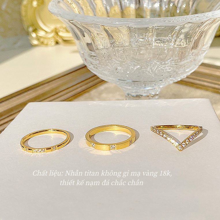 Nhẫn titan không gỉ mạ vàng 18k thiết kế hình chữ V nạm đá pha lê thời trang trẻ trung tinh tế dành cho nữ