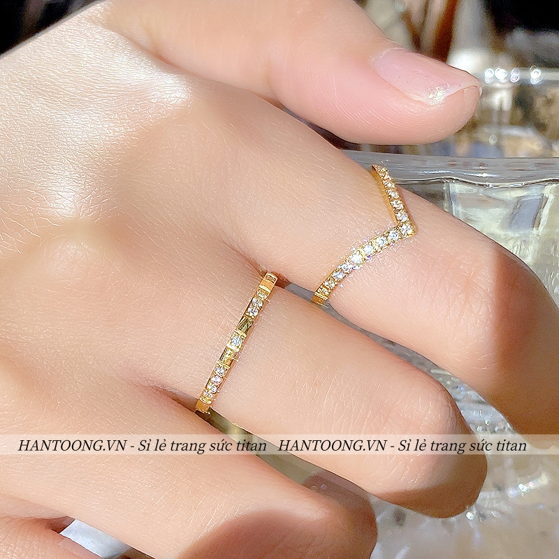 Nhẫn titan không gỉ mạ vàng 18k thiết kế hình chữ V nạm đá pha lê thời trang trẻ trung tinh tế dành cho nữ