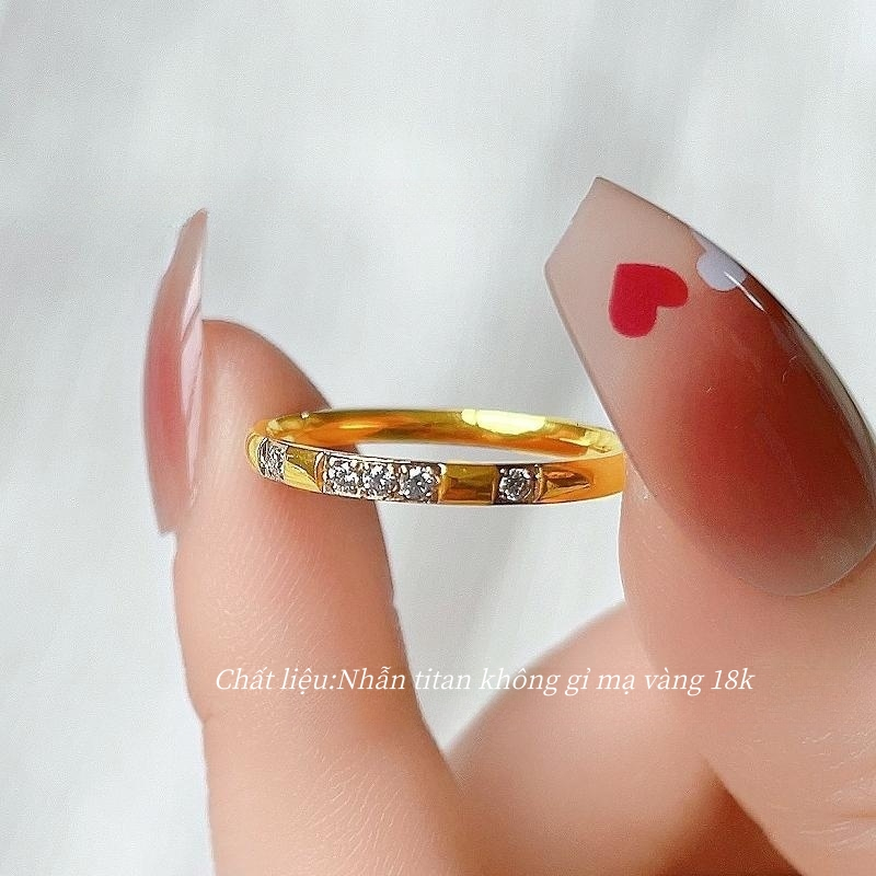 Nhẫn titan không gỉ mạ vàng 18k thiết kế hình chữ V nạm đá pha lê thời trang trẻ trung tinh tế dành cho nữ