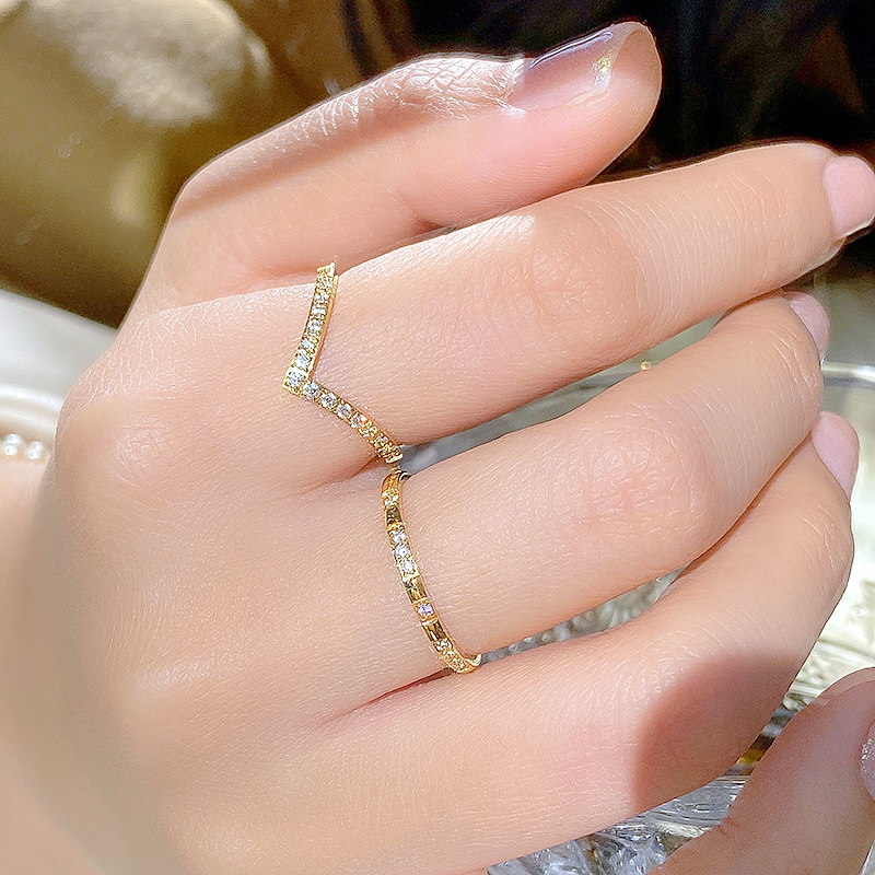 Nhẫn titan không gỉ mạ vàng 18k thiết kế hình chữ V nạm đá pha lê thời trang trẻ trung tinh tế dành cho nữ