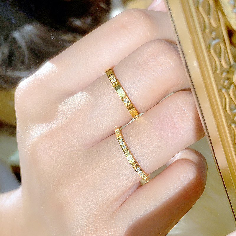 Nhẫn titan không gỉ mạ vàng 18k thiết kế hình chữ V nạm đá pha lê thời trang trẻ trung tinh tế dành cho nữ