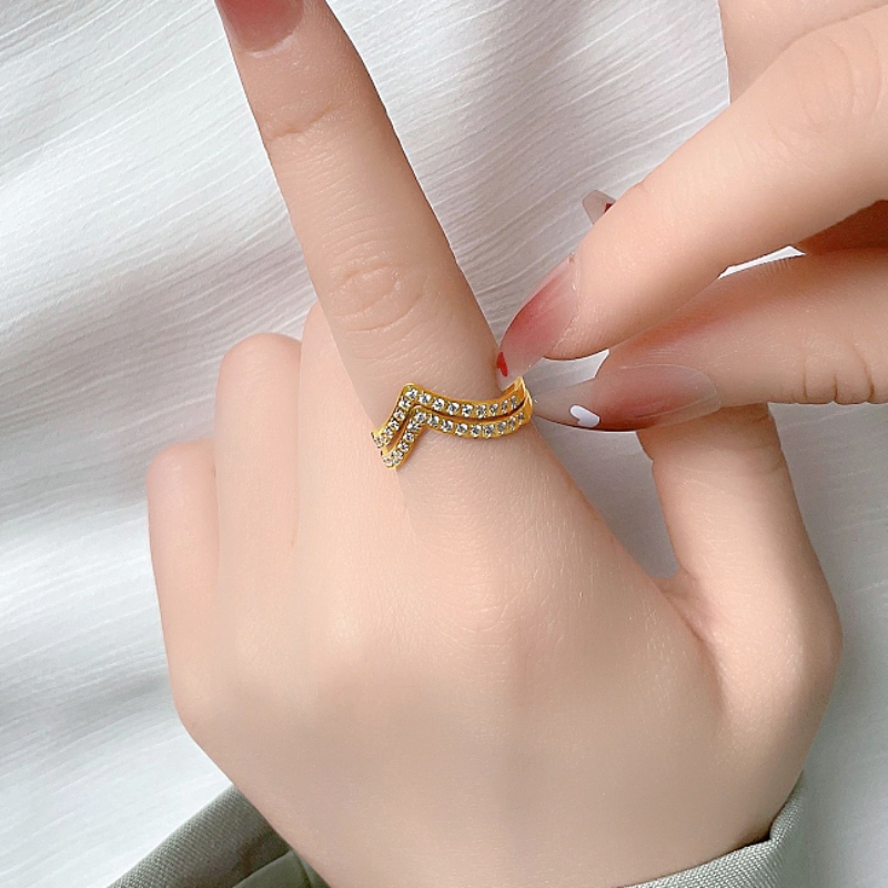 Nhẫn titan không gỉ mạ vàng 18k thiết kế hình chữ V nạm đá pha lê thời trang trẻ trung tinh tế dành cho nữ