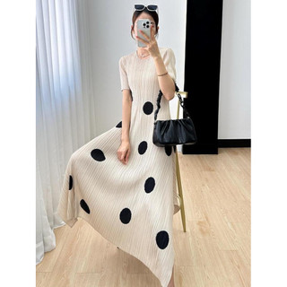 Váy ngắn tay chấm bi xếp li dành cho nữ Phong cách phương Tây Giảm tuổi Mùa hè Phong cách mới Thiết kế nhỏ Issey Miyake Trượt tuyết