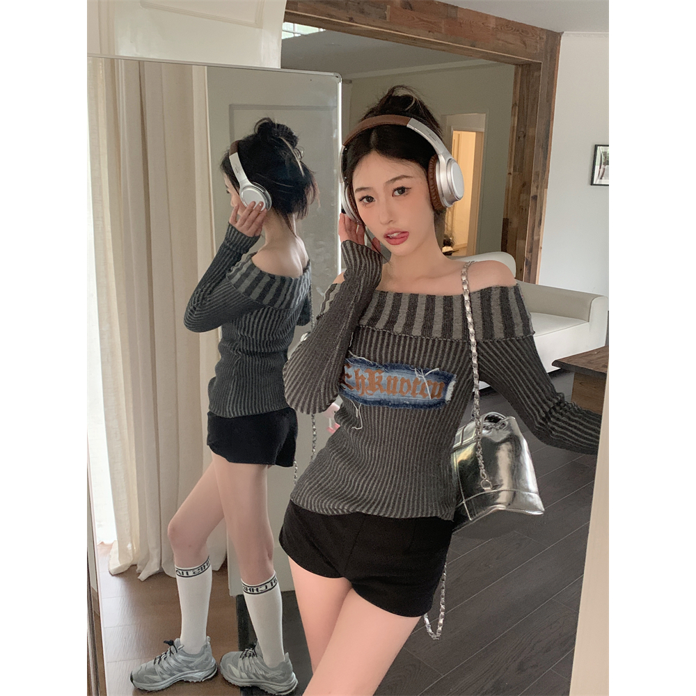 QKOOLE Áo sweater Áo Croptop Dệt Kim Trễ Vai Tay Dài Thêu Chữ Thời Trang Quyến Rũ Cho Nữ