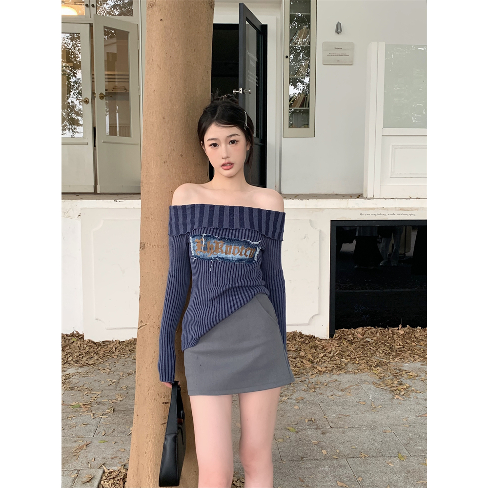 QKOOLE Áo sweater Áo Croptop Dệt Kim Trễ Vai Tay Dài Thêu Chữ Thời Trang Quyến Rũ Cho Nữ