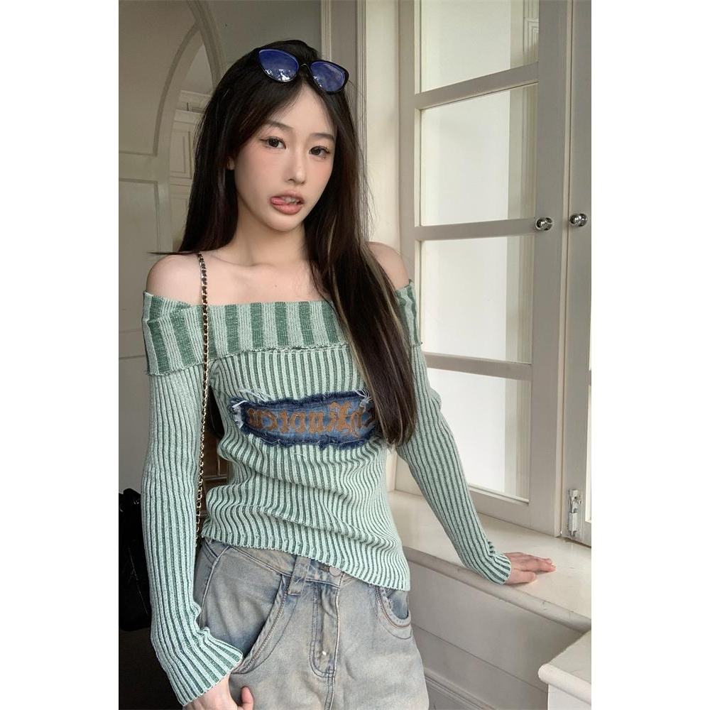 QKOOLE Áo sweater Áo Croptop Dệt Kim Trễ Vai Tay Dài Thêu Chữ Thời Trang Quyến Rũ Cho Nữ